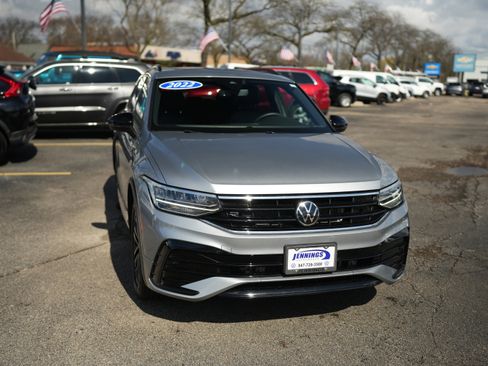 Certified 2022 Volkswagen Tiguan SE R-Line image 2