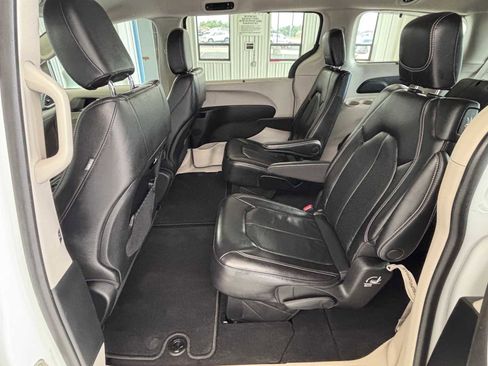 Used 2022 Chrysler Pacifica Touring-L FWD image 18