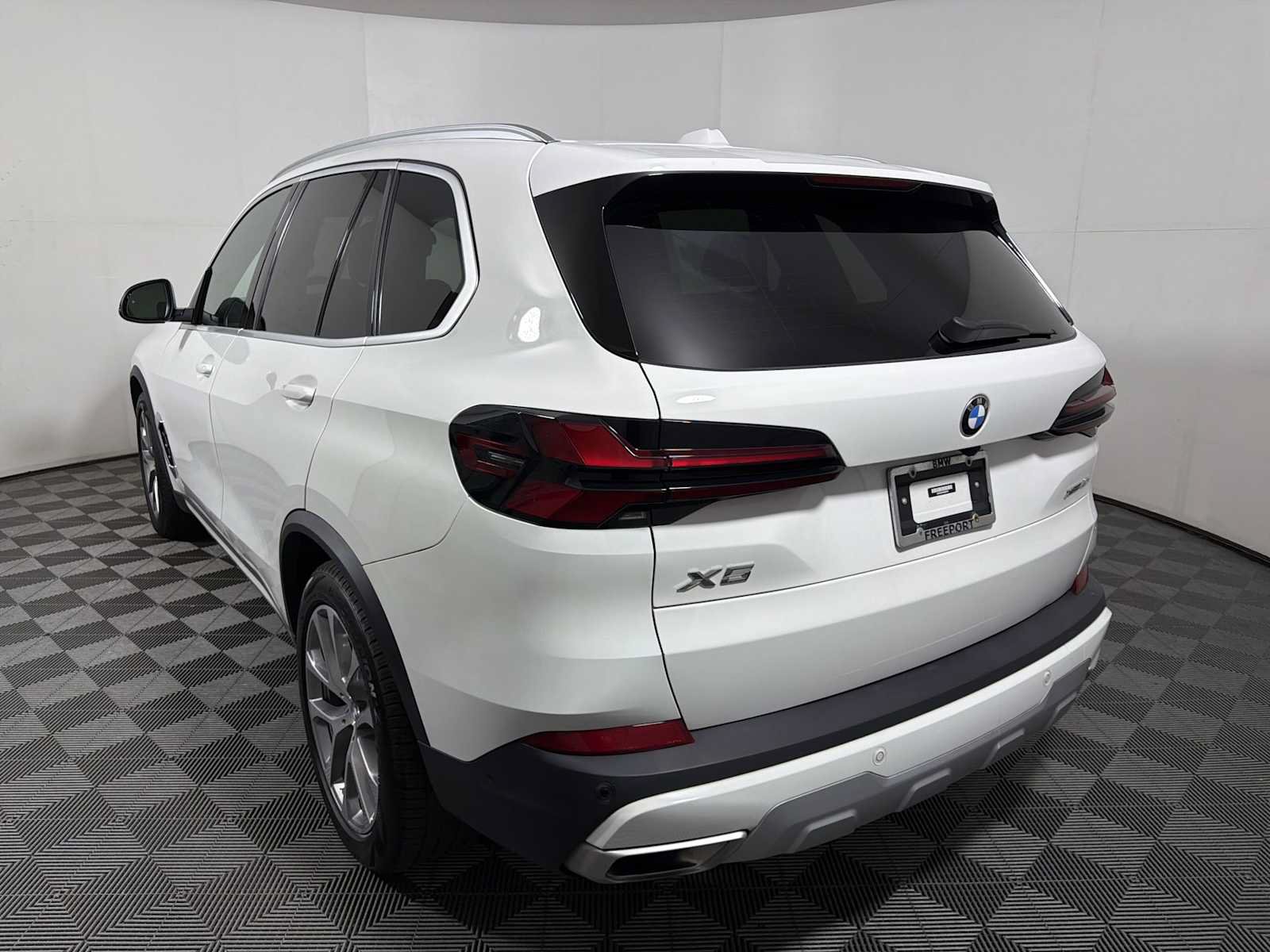 Used 2024 BMW X5 xDrive40i w/ Parking Assistance Package AWD/4WD image 5