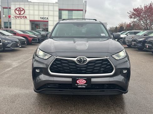 Used 2022 Toyota Highlander LE image 2