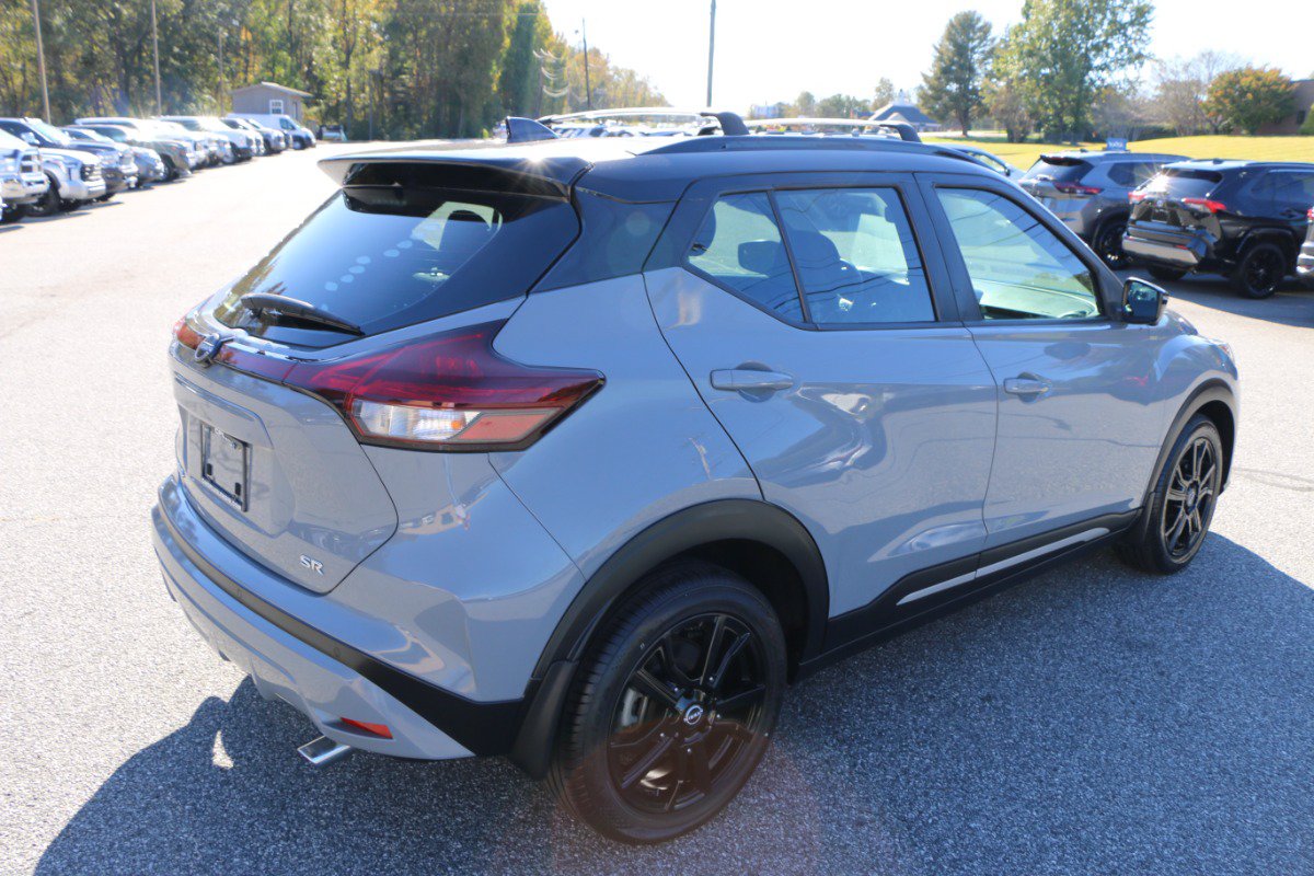 Used 2022 Nissan Kicks SR w/ Interior Electronics Package FWD image 8