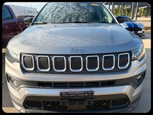 Used 2022 Jeep Compass Latitude FWD image 2