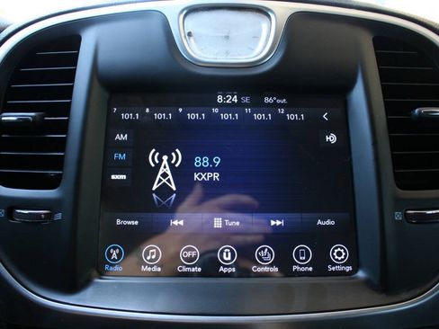 Used 2017 Chrysler 300 Limited RWD image 18