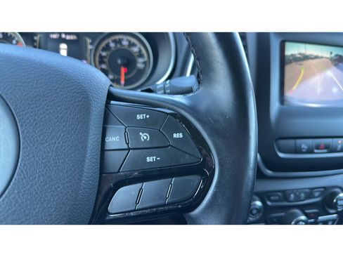 Used 2021 Jeep Cherokee Latitude Plus AWD/4WD image 22