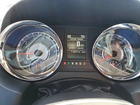 Used 2016 Chrysler Town & Country Touring FWD image 11