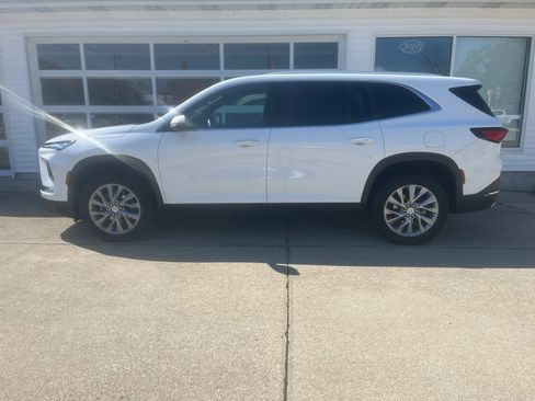 Used 2025 Buick Enclave Preferred AWD/4WD image 2