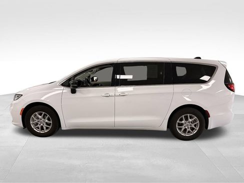 Used 2024 Chrysler Pacifica Touring-L FWD image 10