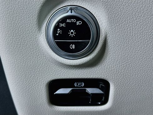 Used 2025 Mercedes-Benz C 300 4MATIC Sedan image 17