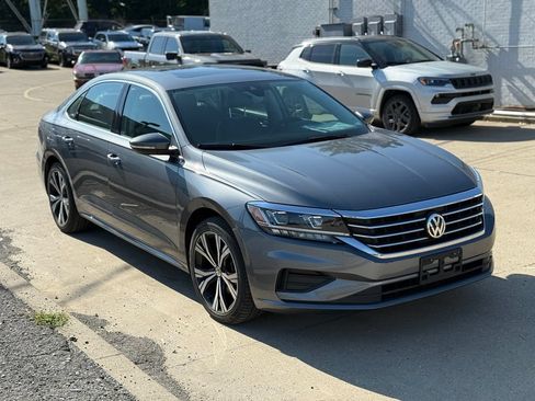 Used 2021 Volkswagen Passat 2.0T SE FWD image 4