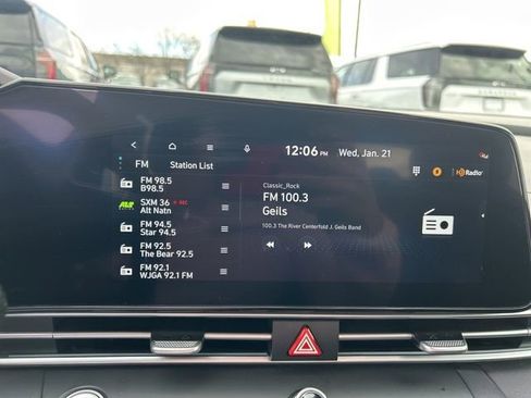 Used 2025 Hyundai Elantra SEL image 24