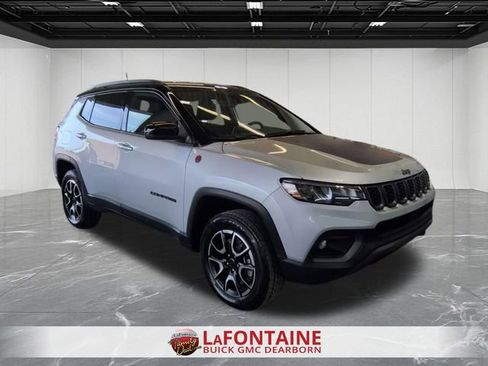 Used 2025 Jeep Compass Trailhawk w/ Trailer Tow Group AWD/4WD image 7