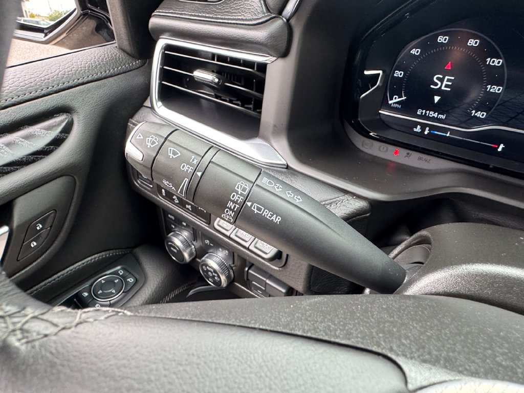 Used 2024 GMC Yukon Denali w/ Advanced Technology Package AWD/4WD image 33