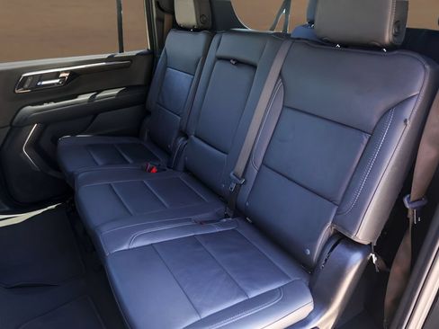 Used 2025 Chevrolet Suburban Z71 AWD/4WD image 24