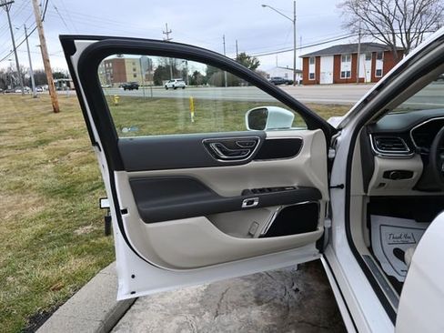 Used 2017 Lincoln Continental Reserve w/ Technology Package image 25