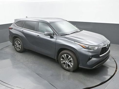 Used 2025 Toyota Highlander XLE image 13