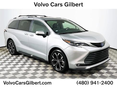 Used 2025 Toyota Sienna Platinum image 1