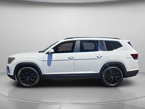 Used 2024 Volkswagen Atlas SE w/ Black Wheel Package FWD image 2