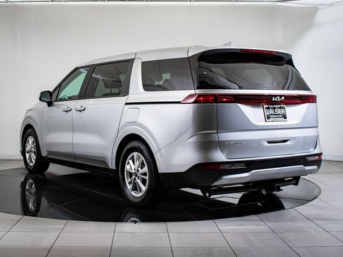 Used 2023 Kia Carnival LX image 6