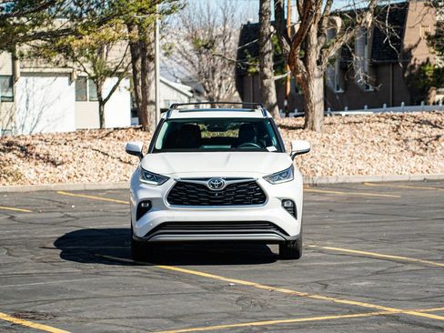 Used 2022 Toyota Highlander Platinum image 2