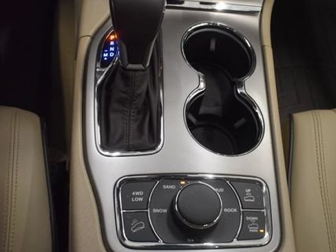 Used 2019 Jeep Grand Cherokee Overland AWD/4WD image 28