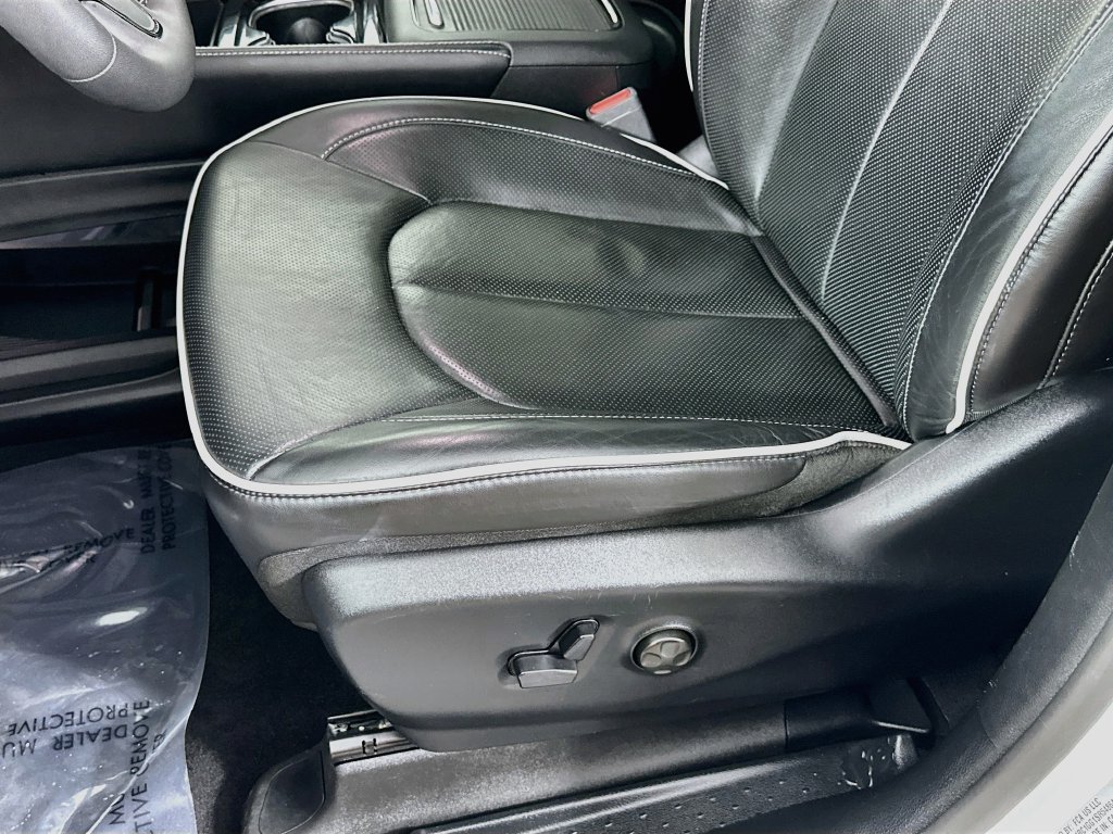 Certified 2025 Chrysler Pacifica Limited FWD image 30