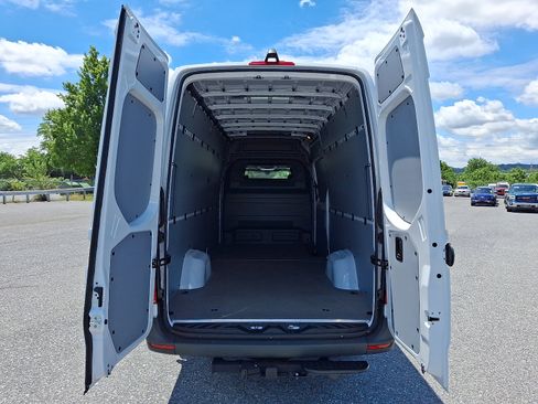 Used 2026 Mercedes-Benz Sprinter 2500 image 9