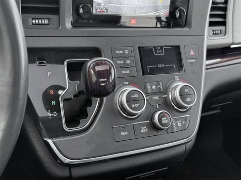 Used 2015 Toyota Sienna Limited image 24