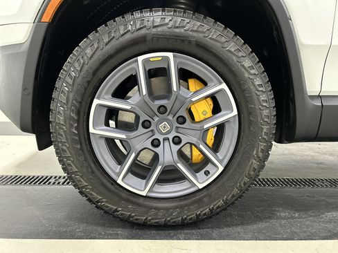 Used 2024 Rivian R1S Adventure AWD/4WD image 9
