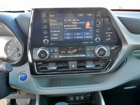 Used 2021 Toyota Highlander LE image 28