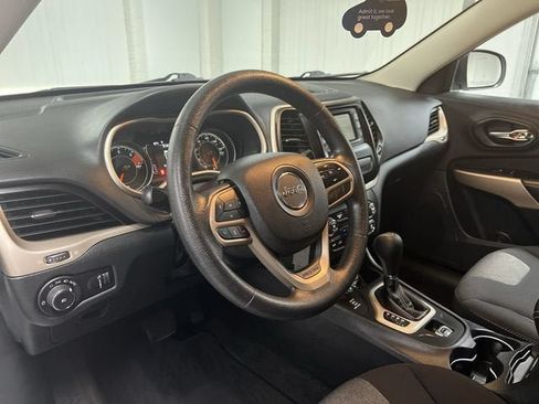 Used 2018 Jeep Cherokee Latitude w/ Safety Group AWD/4WD image 10