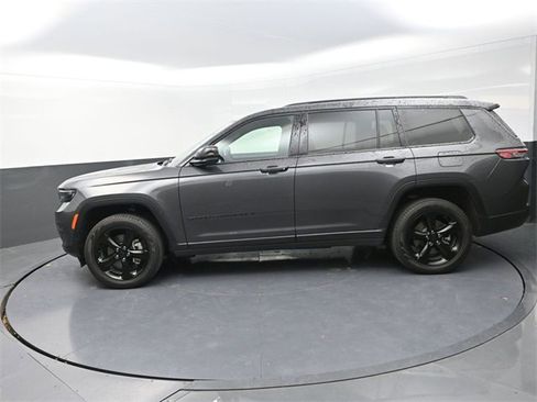 Used 2025 Jeep Grand Cherokee L Limited w/ Black Appearance Package image 4