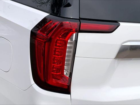 Used 2021 GMC Yukon XL Denali w/ Denali Premium Package image 28