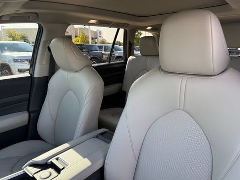 Used 2025 Toyota Grand Highlander AWD Hybrid image 10