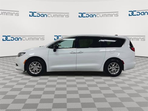Used 2024 Chrysler Voyager LX image 5