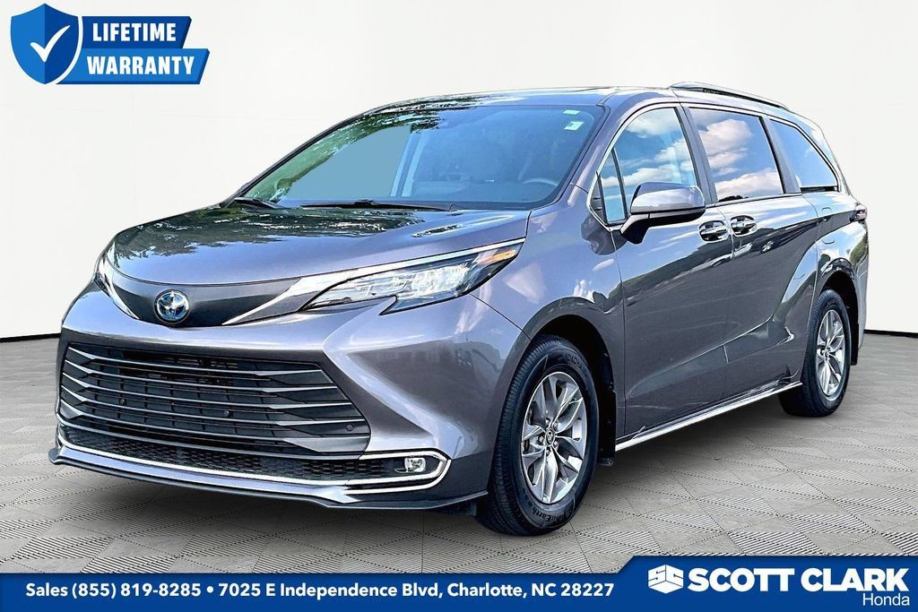 Used 2024 Toyota Sienna XLE w/ XLE Plus Package FWD image 3