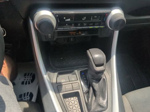 Used 2021 Toyota RAV4 LE FWD image 11