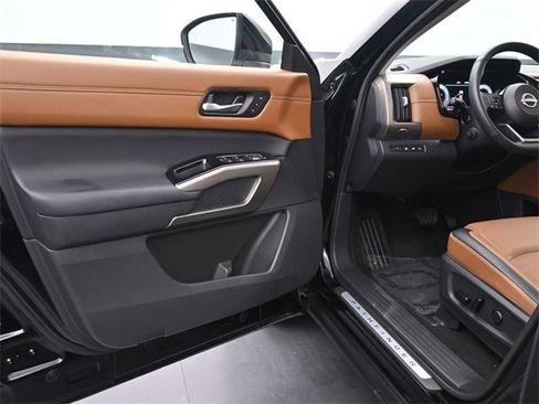 Used 2025 Nissan Pathfinder Platinum w/ Black Appearance Package image 17