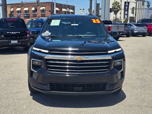 Used 2025 Chevrolet Traverse LT FWD image 2