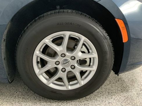 Used 2023 Chrysler Pacifica Touring-L image 11