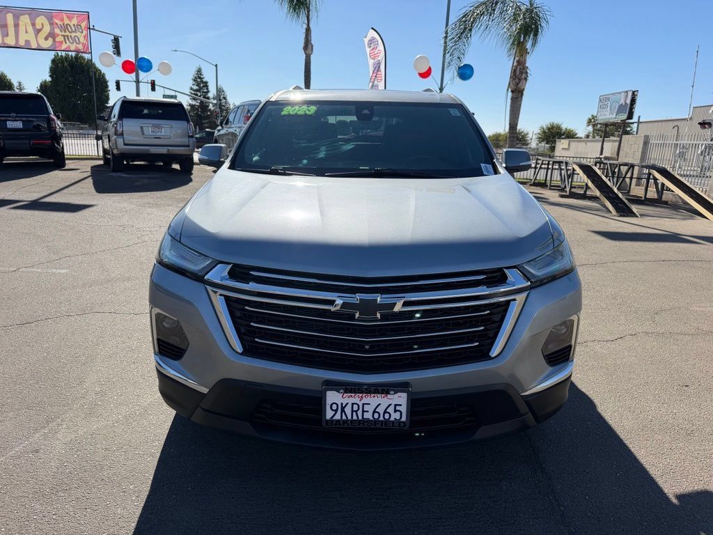 Used 2023 Chevrolet Traverse LT w/ LT Premium Package FWD image 2