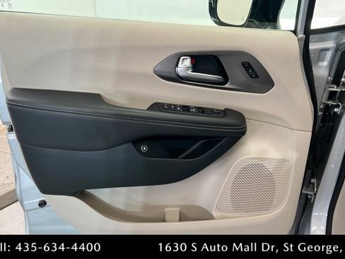 Used 2024 Chrysler Pacifica Limited FWD image 14