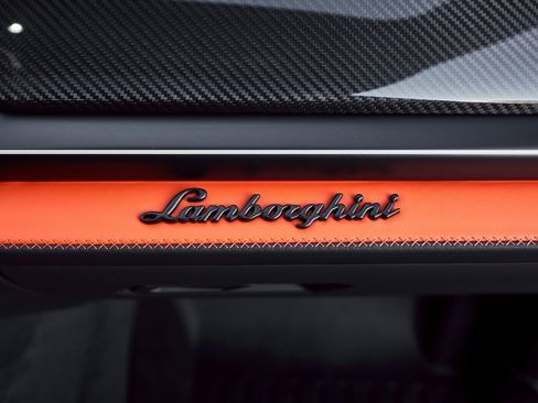 Used 2025 Lamborghini Urus SE image 41