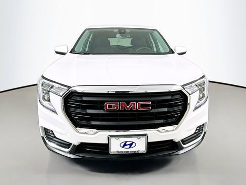 Used 2024 GMC Terrain SLE image 2