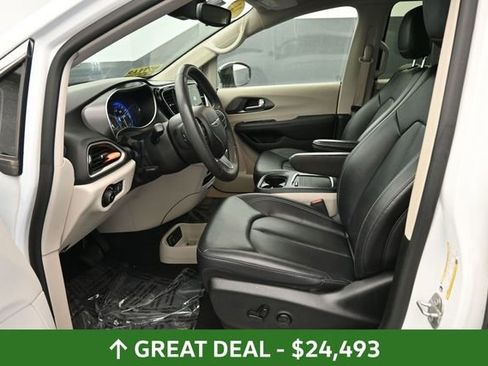 Used 2024 Chrysler Pacifica Touring-L FWD image 15