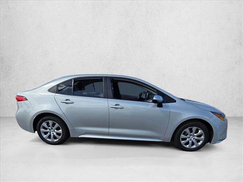 Used 2022 Toyota Corolla LE FWD image 5