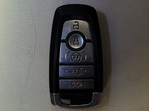 Used 2018 Ford Edge Titanium w/ Ford Safe & Smart Package FWD image 32