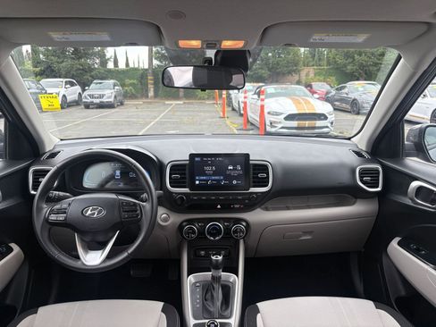 Used 2025 Hyundai Venue SEL image 33