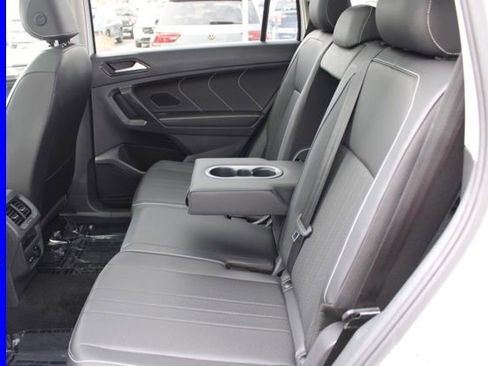 Used 2023 Volkswagen Tiguan SE w/ Panoramic Sunroof Package image 24