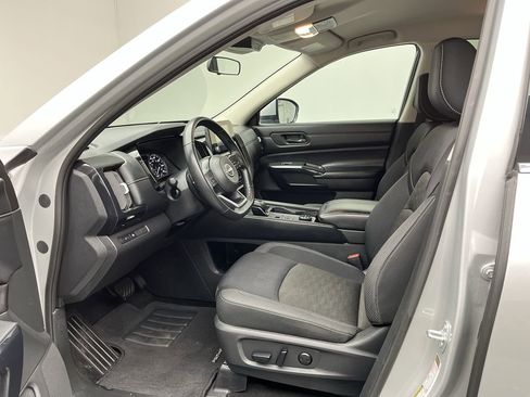 Used 2024 Nissan Pathfinder SV image 3