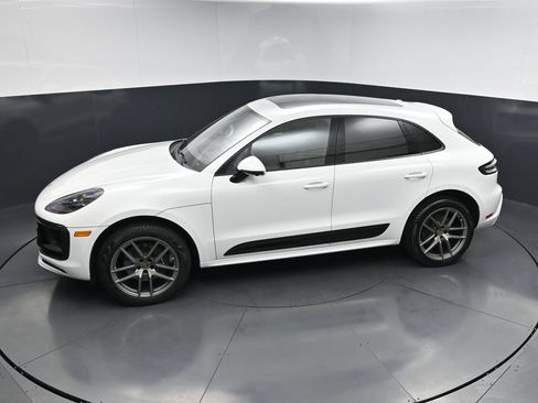 Used 2025 Porsche Macan AWD/4WD image 15